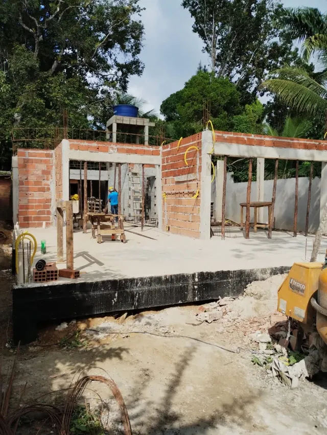 Alvenaria em blocos cerâmicos e pilares de concreto em execução