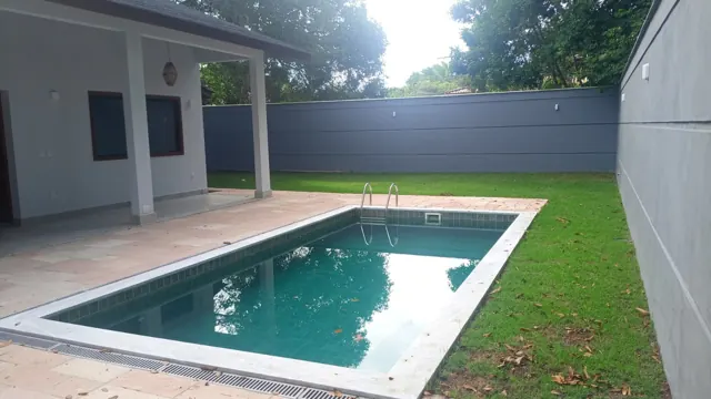 Casa com piscina e gramado entregue