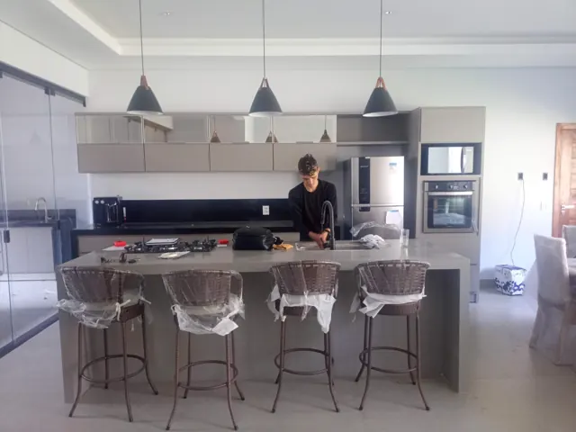 Cozinha gourmet concluída com ilha e banquetas