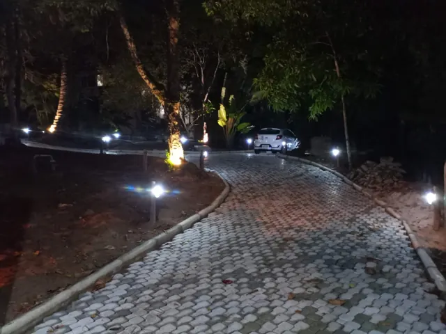 Via de condomínio com piso intertravado concluído e iluminação noturna