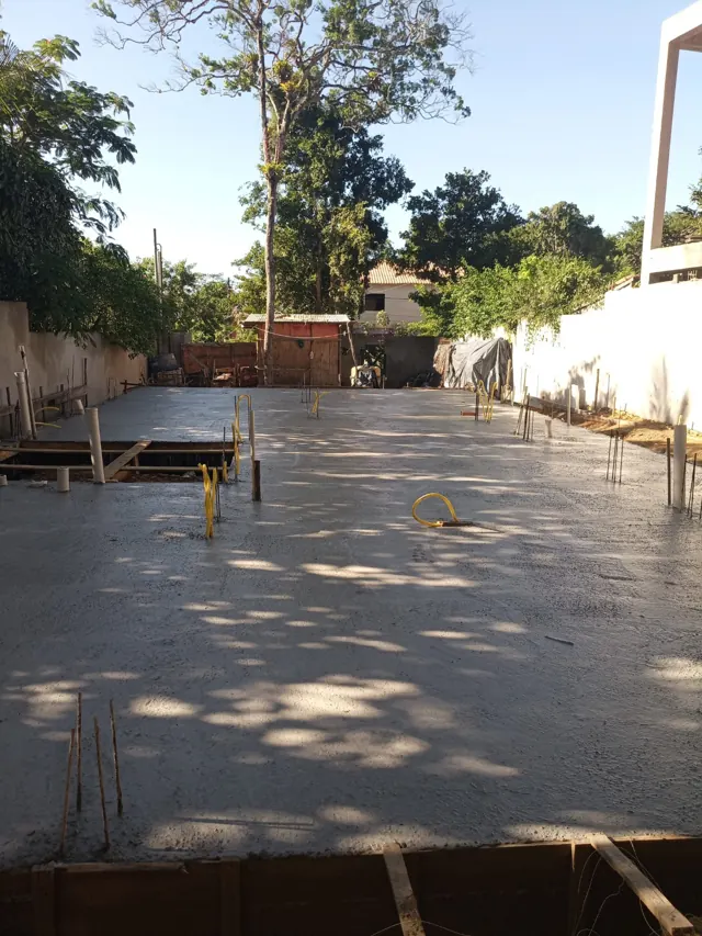 Laje concretada com esperas de pilares