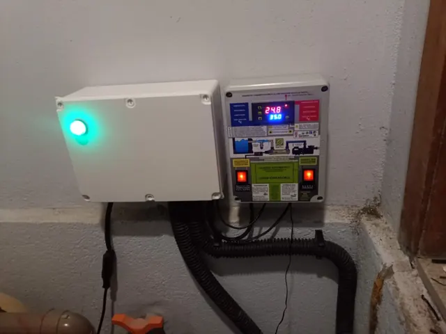 Painel de controle automático de sistema hidráulico instalado em parede