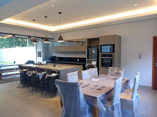 Sala e cozinha integradas concluídas com iluminação embutida