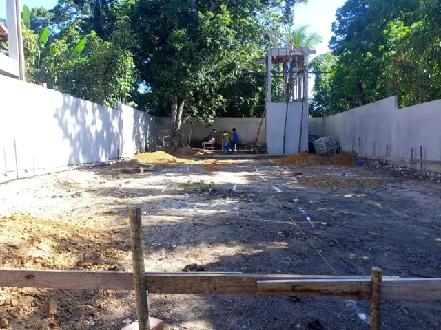 Terreno murado e preparado, com gabarito de fundação